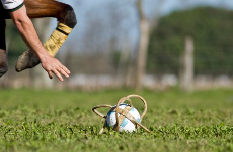 Palla a terra in partita di horseball