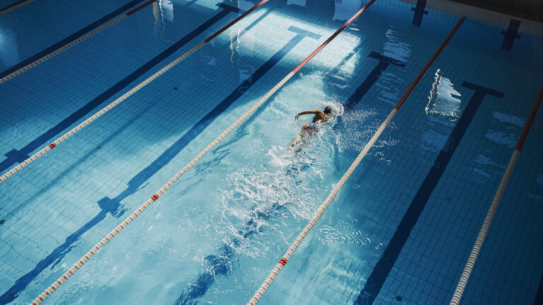 Ragazza in vasca durante un allenamento in piscina