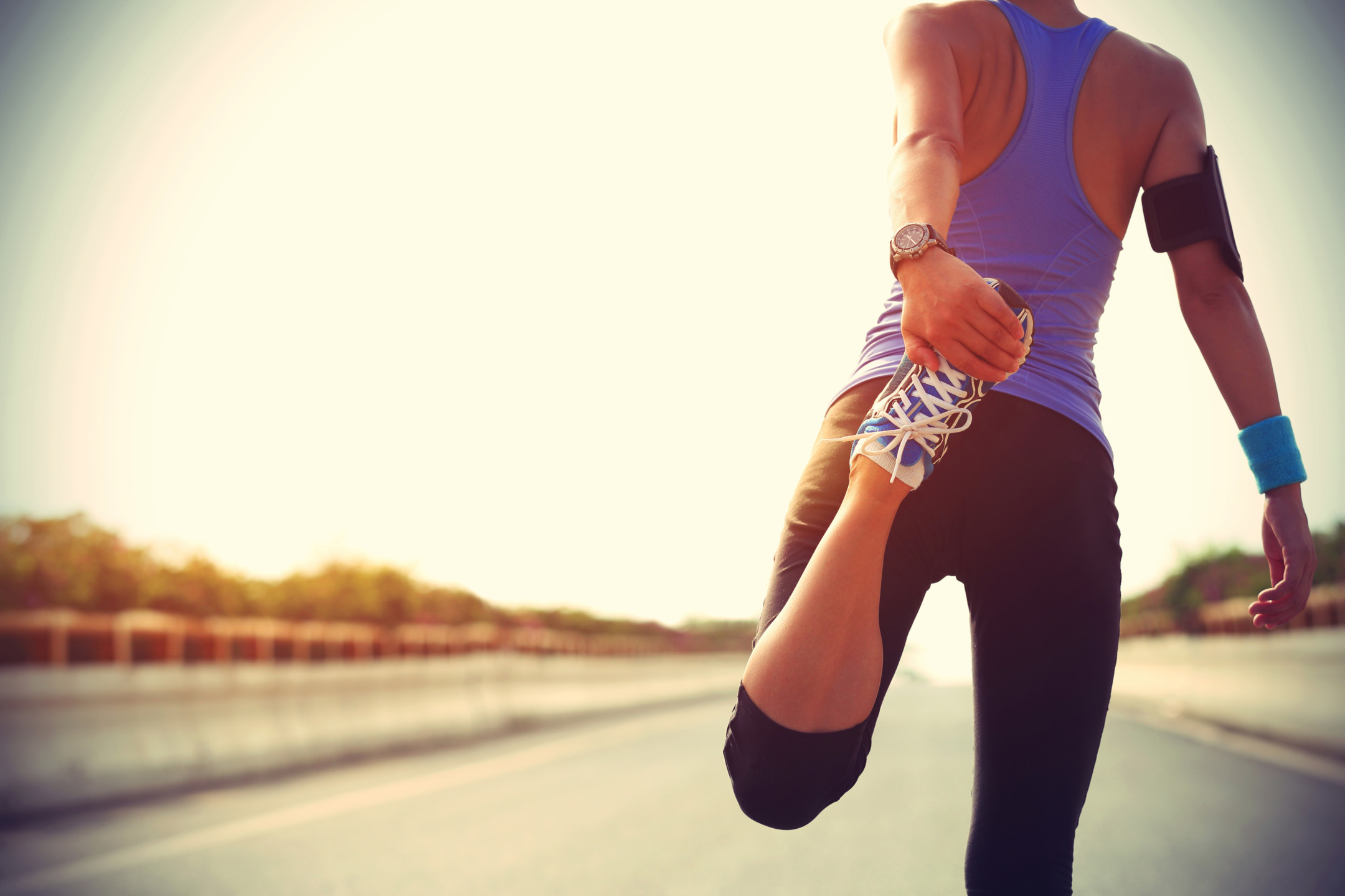 ragazza che fa stretching