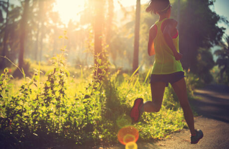 ragazza che corre in un bosco