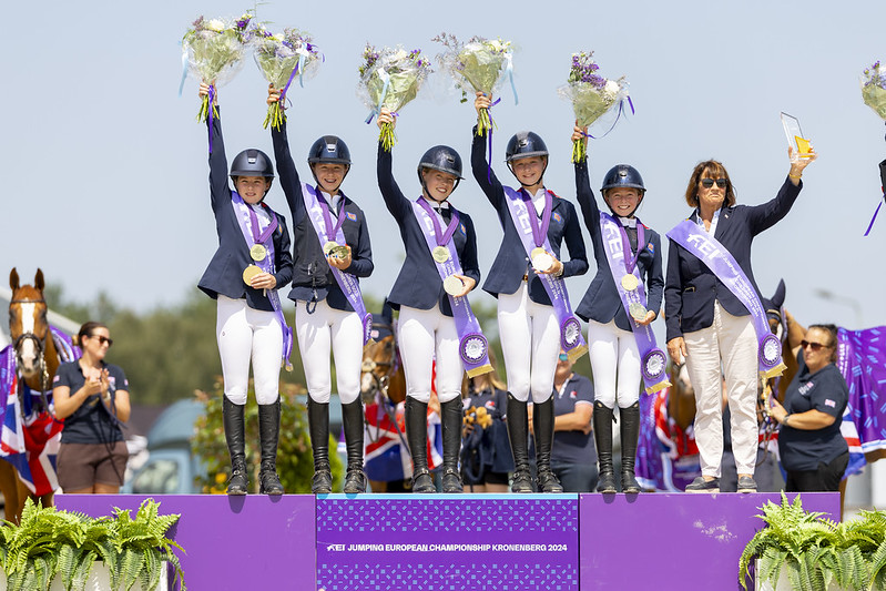 Honey Bowes, Lottie Adams, Emily Gulliver, Rosie Smith, Tabby Morgan Evans e chef d’ equipe Clare Whitaker a Kronenberg 2024