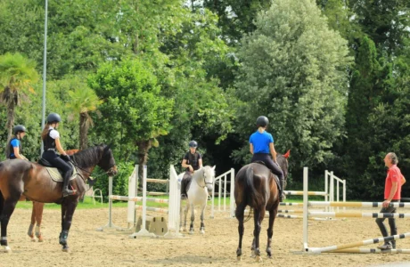 Lezione di equitazione all'aperto