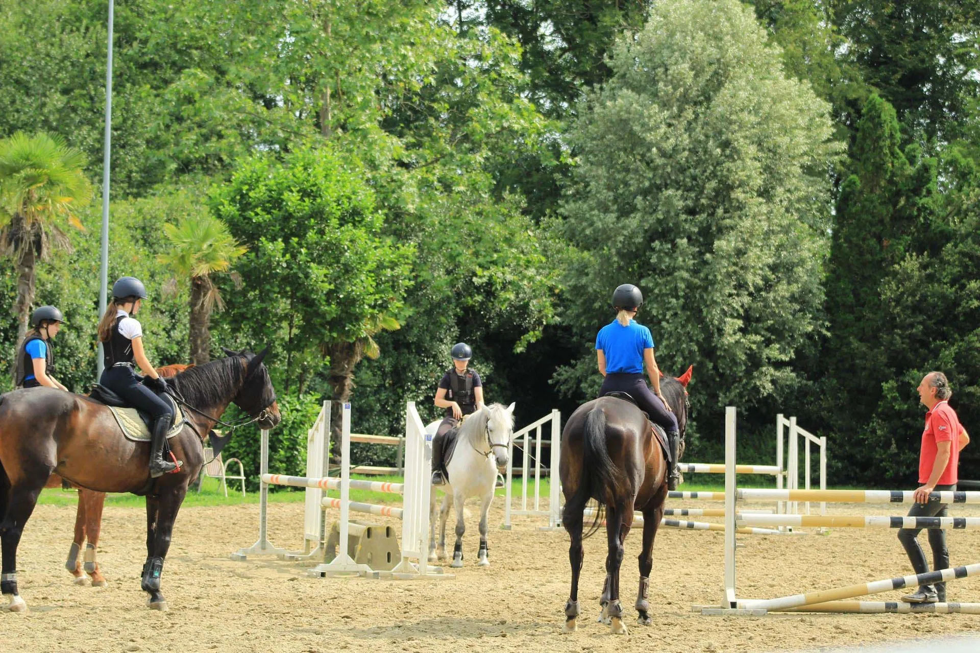 Lezione di equitazione all'aperto