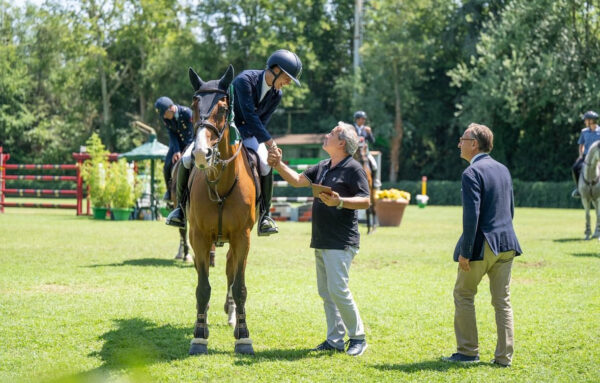 Grandu e Boyer vicesindaco di Cervia per la premiazione Adriatic Tour 2024.