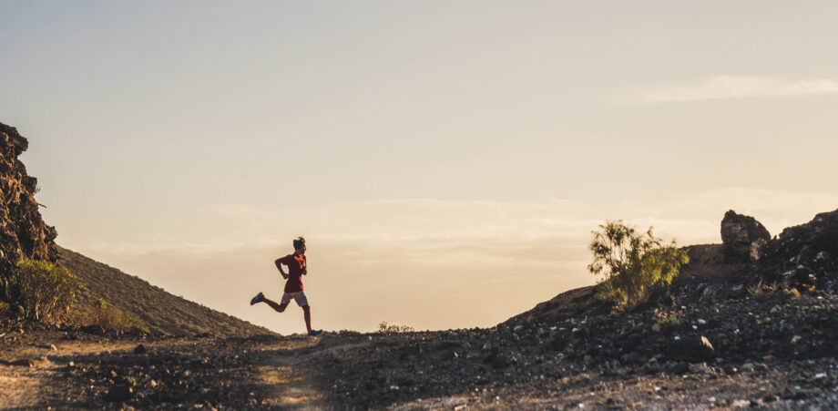 Atleta che corre durante un allenamento di corsa di trail running