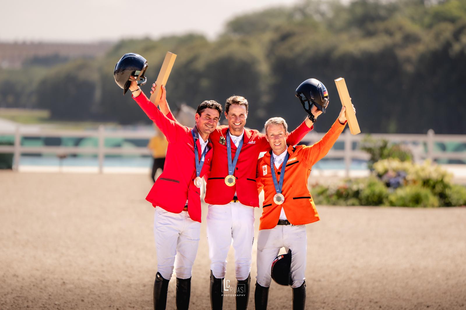 Da sinistra, sul podio olimpico di Parigi: Steve Guerdat, Christian Kukuk, Maikel van der Vleuten