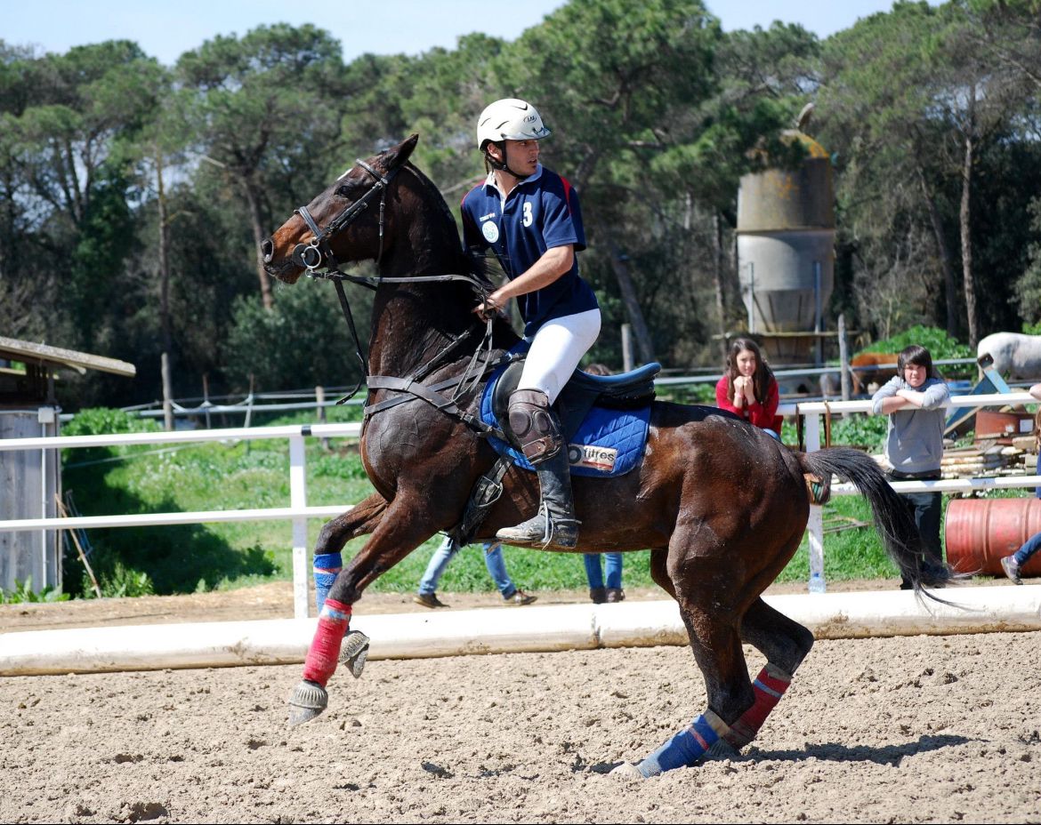 Adrià Velasco Parramon durante una partita di horseball