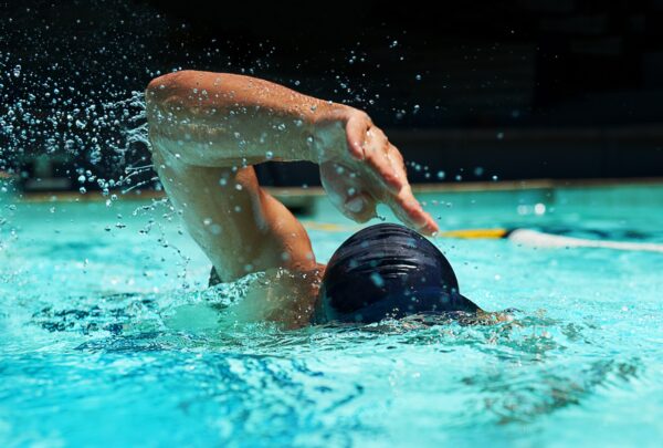 Ragazzo durante una sessione di allenamento di nuoto in piscina