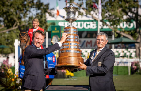 Otto Becker regge il trofeo dei Spruce Meadows Masters