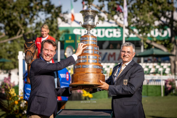 Otto Becker regge il trofeo dei Spruce Meadows Masters