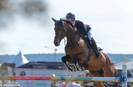 Michael Pender nel Gran Premio ClipMyHorse.TV da 1.50m su David Broome Arena