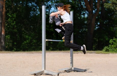 Hobby horse Ragazza che salta un ostacolo