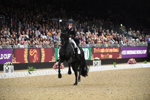 Lottie Fry e Glamourdale hanno presentato i concorrenti del prove al London International Horse Show