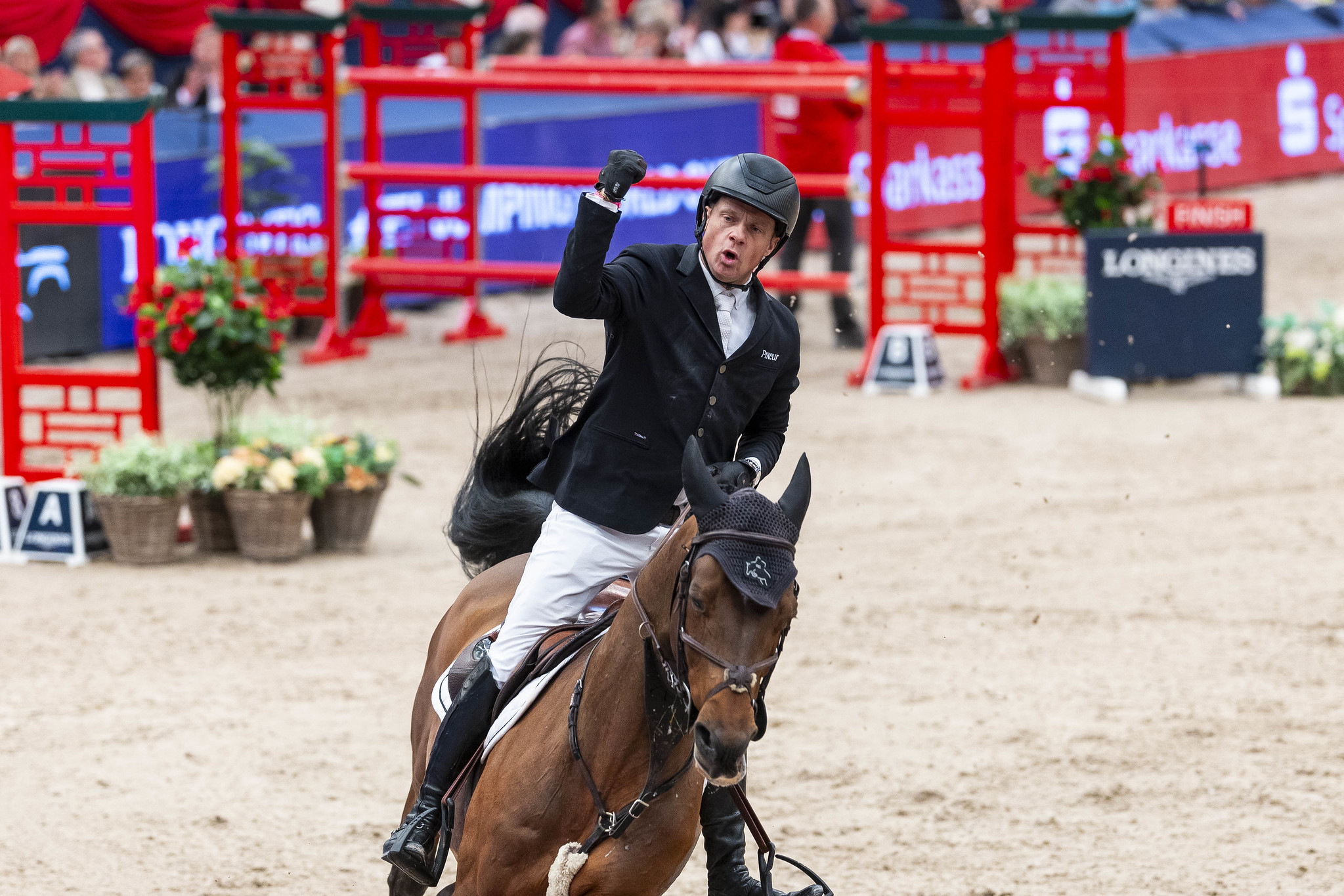 Willem Greve (NED) e Highway TN N.O.P. - vincitori della Longines FEI Jumping World Cup™ 2024/25 - a Lipsia (GER) © FEI / Leanjo de Koster