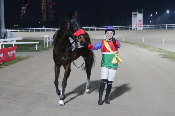 All'Ippodromo SNAI San Siro due Italia domina il clou del mercoledì di trotto valido per la 5^ giornata stagionale. Nel trotto montato vittoria di Etoile du OZ con Francesca Donadio in sella.