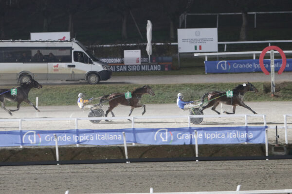 NEL MERCOLEDÌ DI TROTTO ALL’IPPODROMO SNAI SAN SIRO PIOVE SUL BAGNATO PER EVERY TIME WINNER CHE SI CONFERMA DI CLASSE SUPERIORE NEL PREMIO ZATLAN