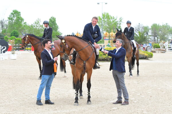 Il dott. Marco Muscariello di Avantea e l’avv Giulio Panzeri consigliere FISE premia Alessandro Colombo vincitore del GP 7 anni