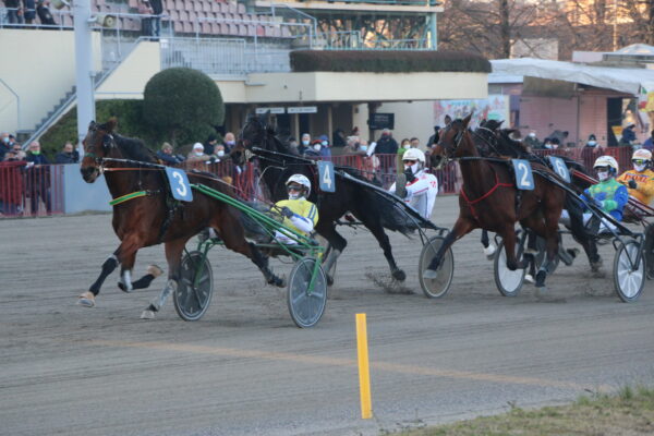 Passaggio davanti alle tribune ippodromo Arcoveggio